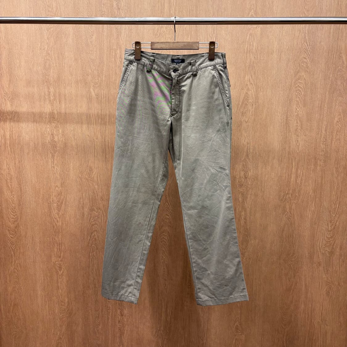 버버리 블랙 라벨 테일러드 치노 팬츠 웰트 포켓 라벨 패치 디테일 베이지 상품이미지2