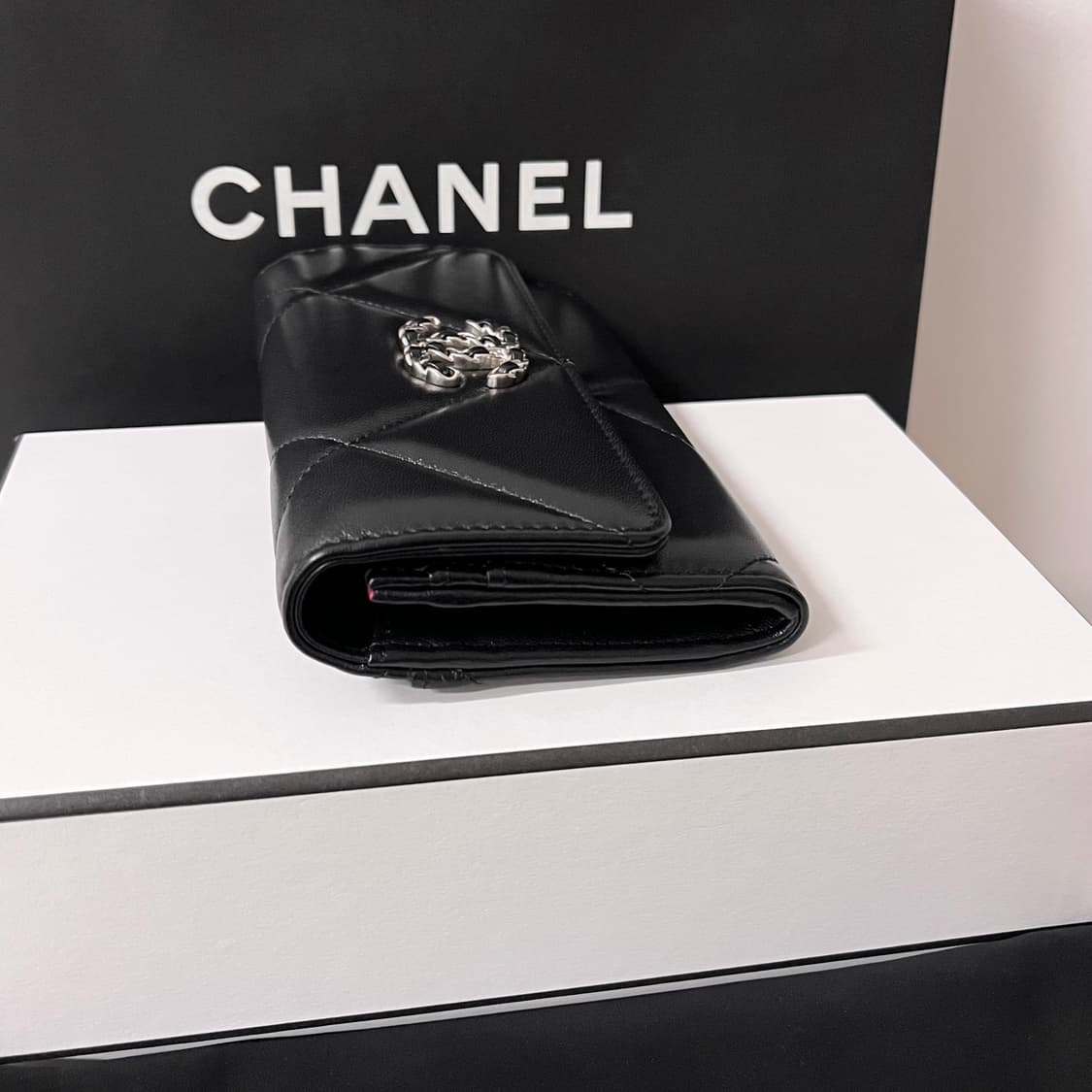 [새상품/풀박스] 샤넬 19램스킨 플랩 중지갑 실버 AP0953 상품이미지10