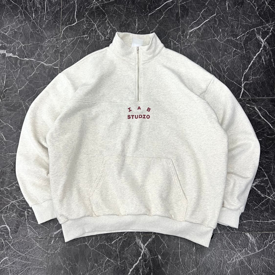 아이앱 스튜디오 하프 집업 오트밀 버건디 상품이미지1