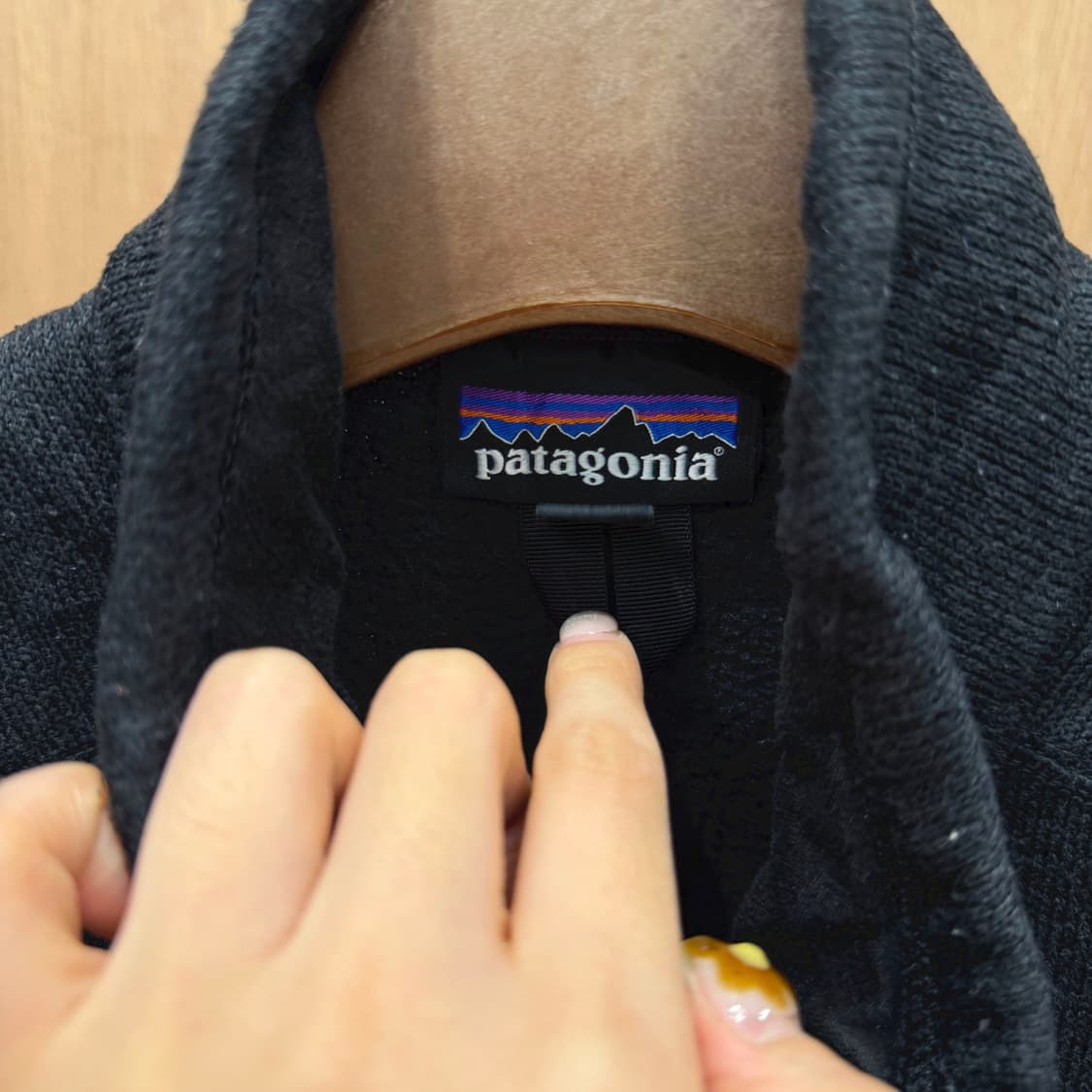 파타고니아 하이넥 플리스 베스트 집업 로고 패치 디테일 슬림핏 블랙 상품이미지6