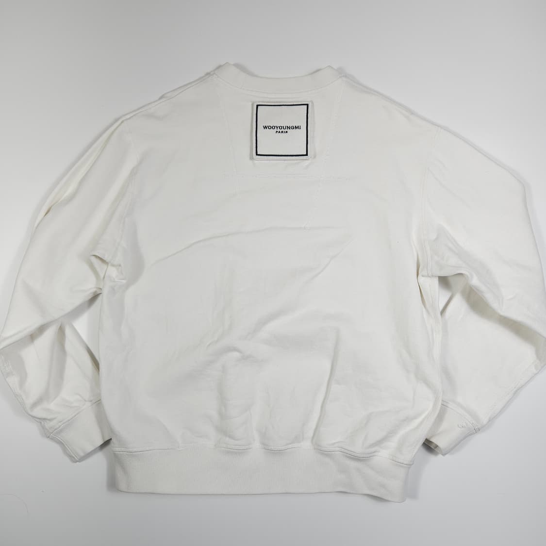 우영미 스퀘어 라벨 화이트 맨투맨  상품이미지3