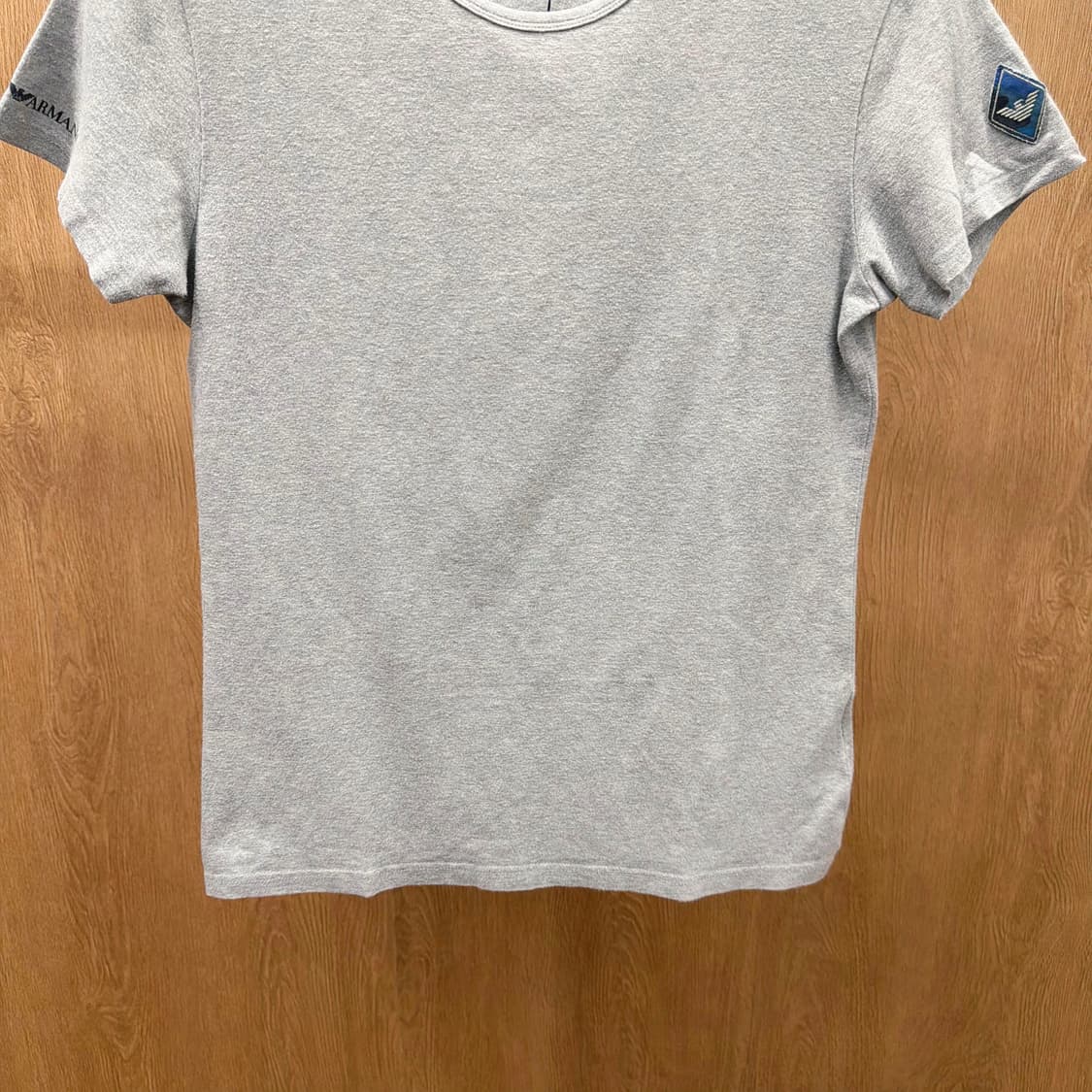 엠포리오 아르마니 라운드넥 반팔 티셔츠 로고 패치 디테일 레귤러핏 그레이 상품이미지5