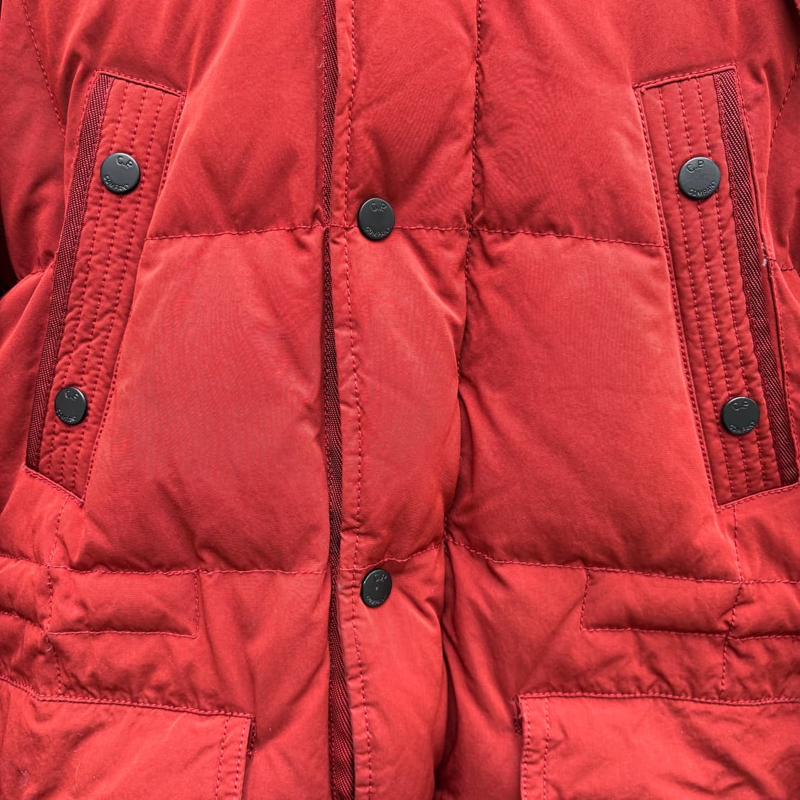 씨피컴퍼니 덕다운 레드 고글 후디드 푸퍼 자켓(탈부착) 상품이미지4