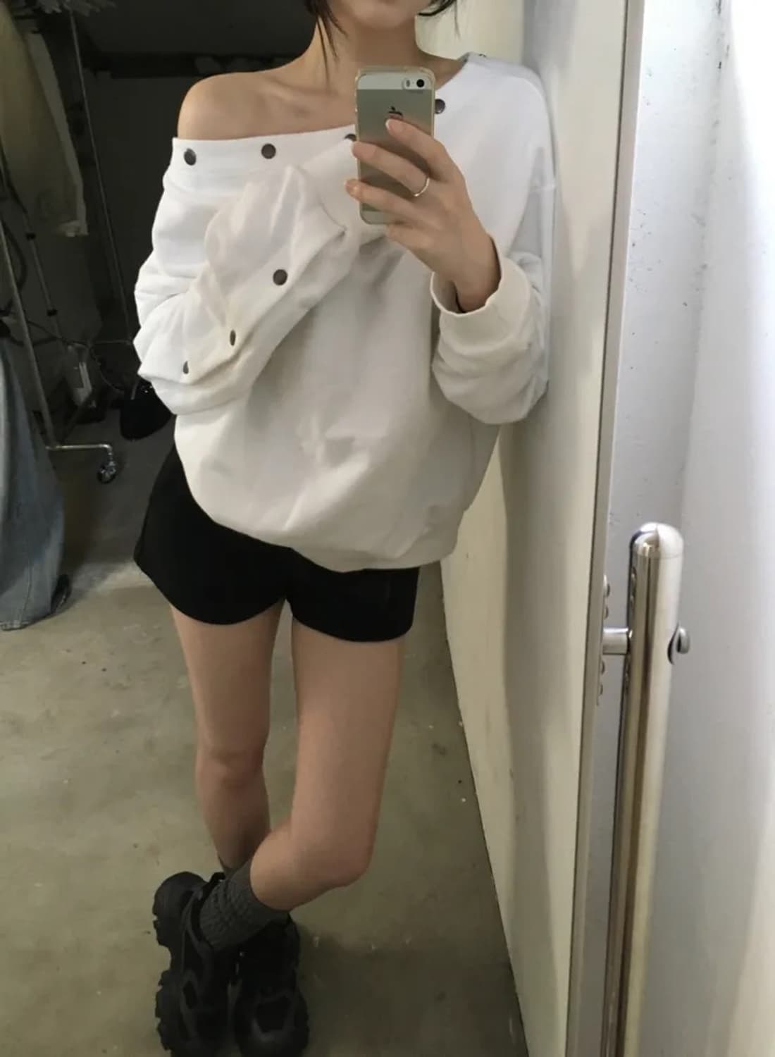 원숄더 버튼 맨투맨 상품이미지1