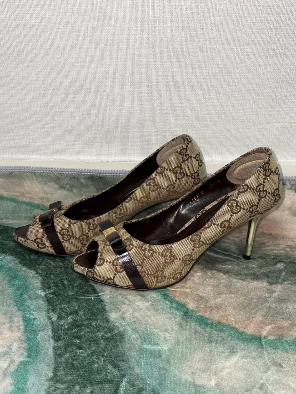 구찌 GG 캔버스 오픈토 펌프스 힐 상품이미지3