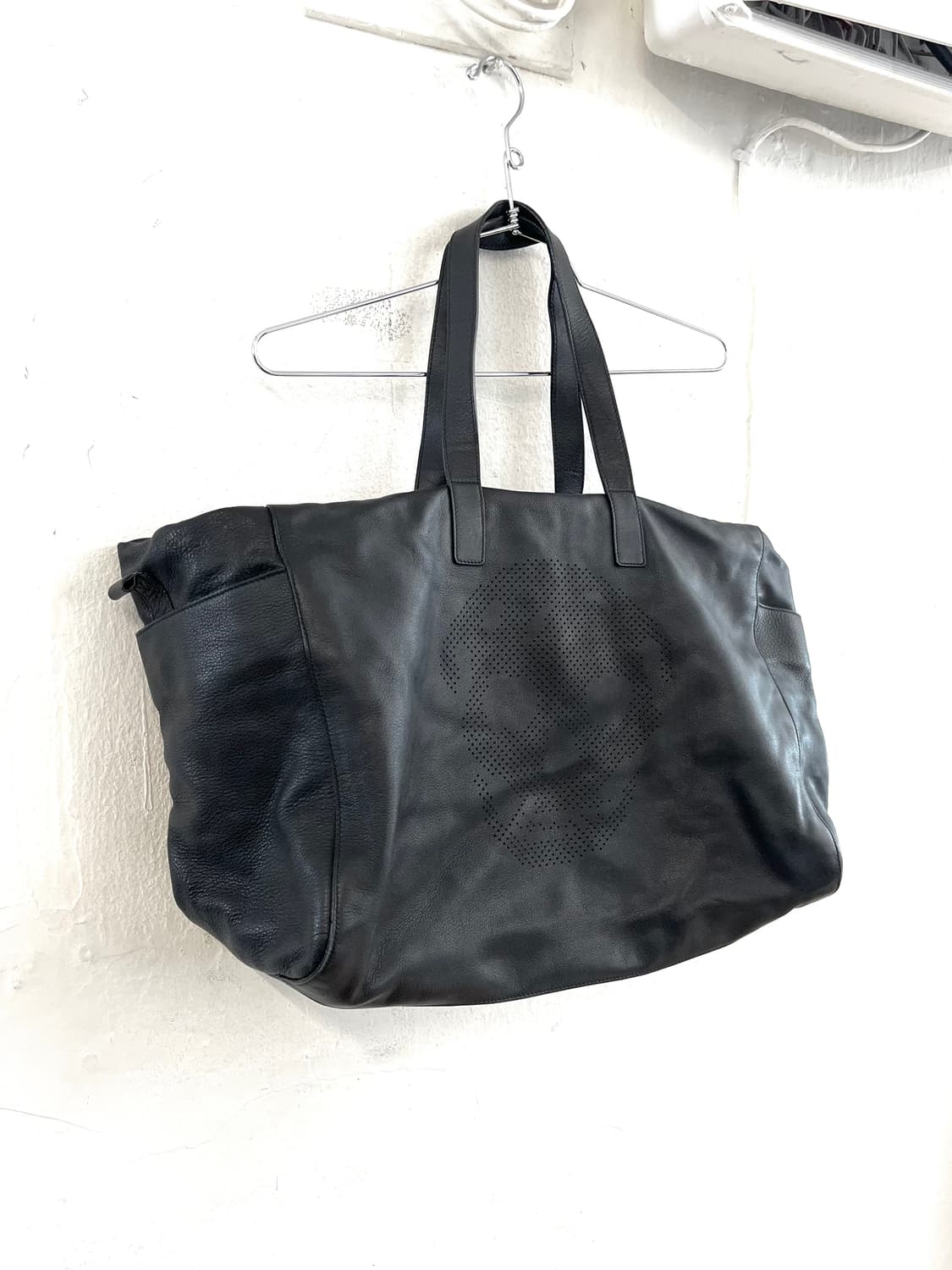 알렉산더 맥퀸 스컬 레더 빅 숄더백 상품이미지1