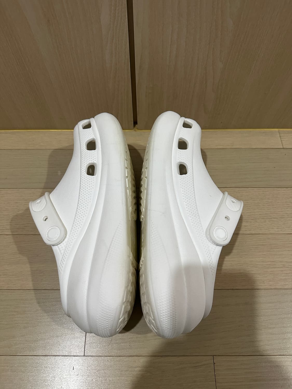 크록스 클래식 크러쉬 클로그 240 (M5W7) 화이트  상품이미지3