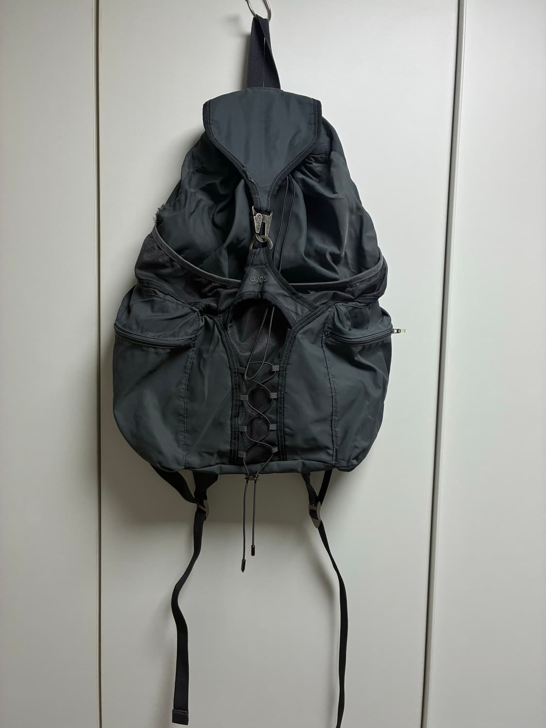 오호스 리버시블 스트링 백팩 챠콜 상품이미지2