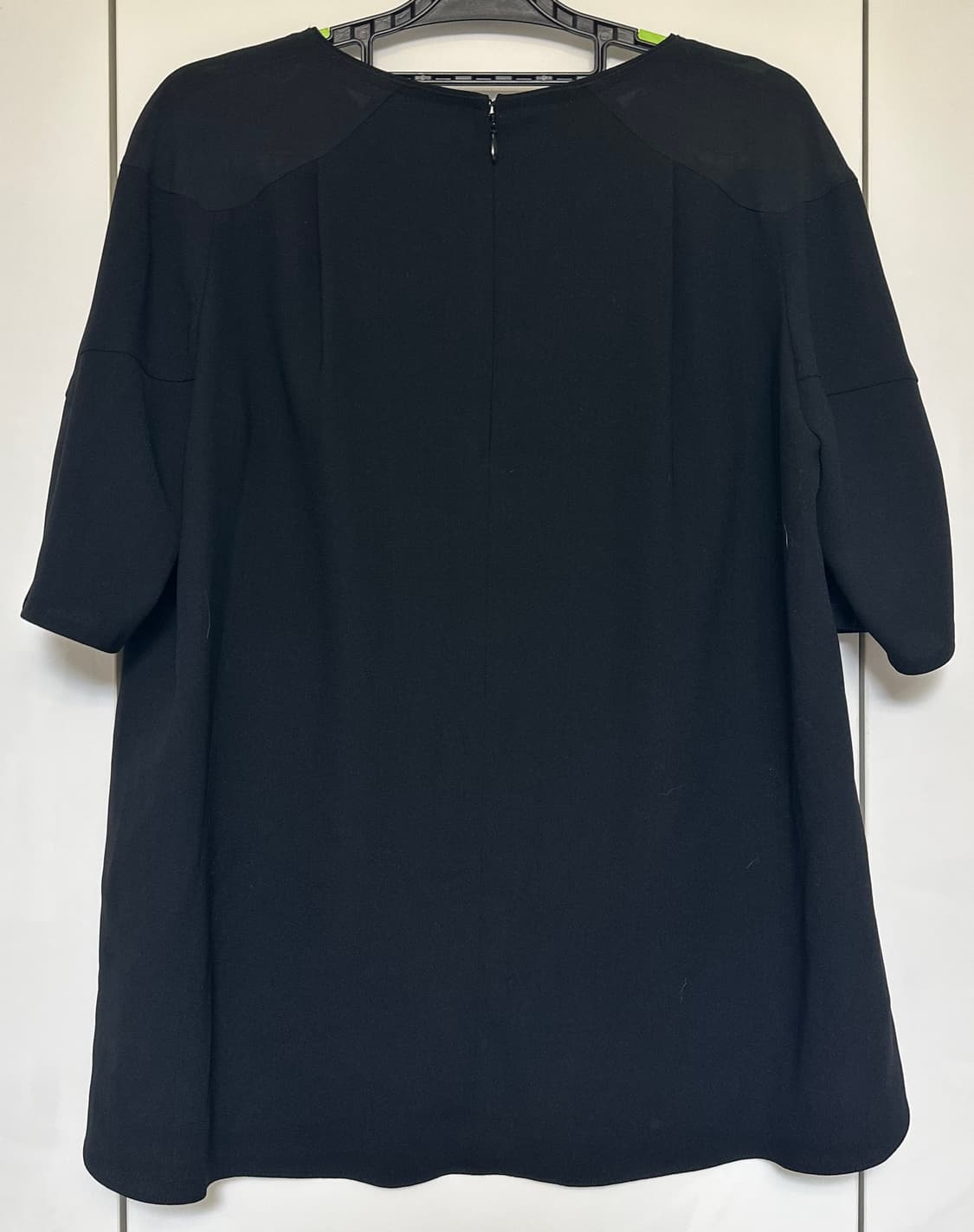 한섬SJSJ블랙 반팔 블라우스 상품이미지5