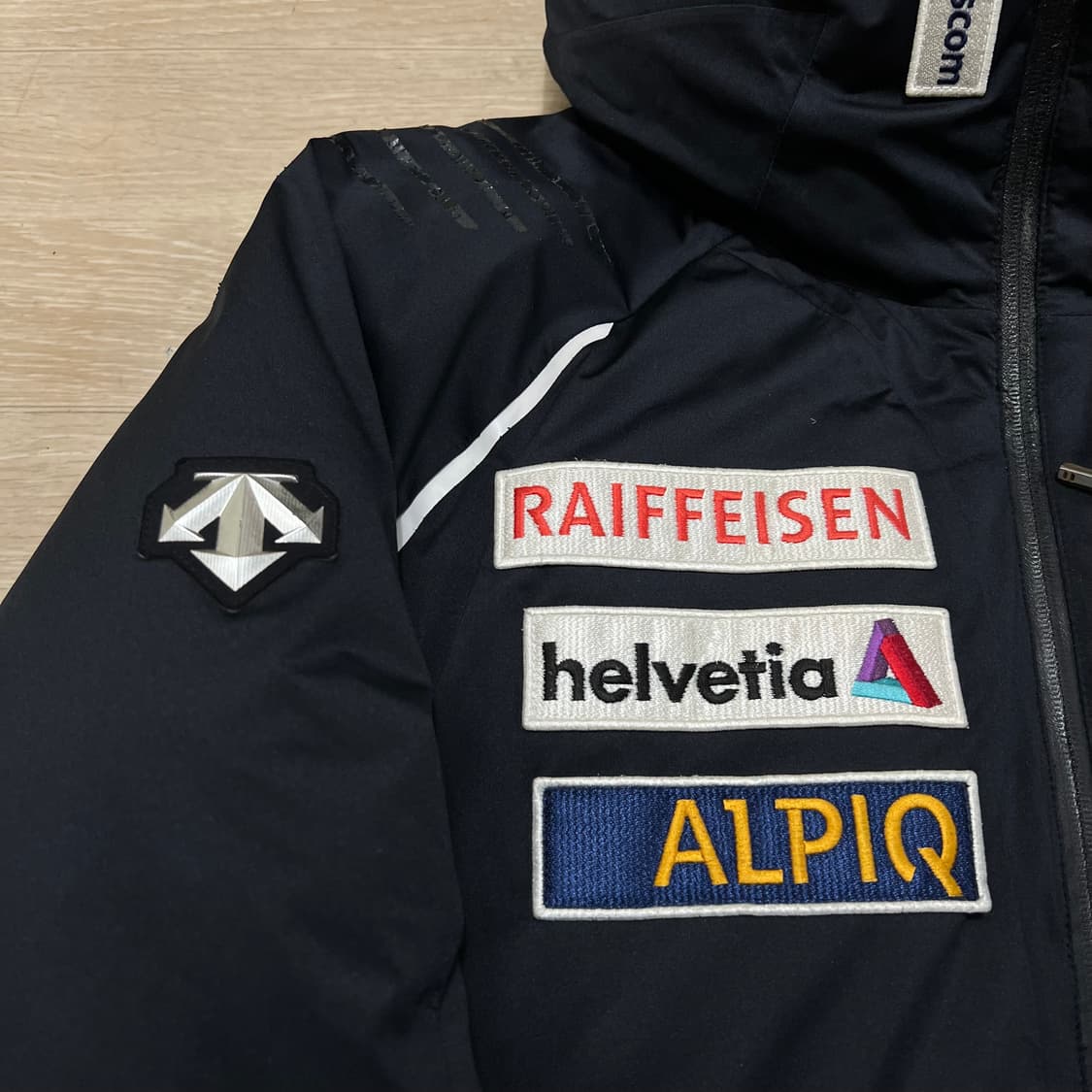 데상트 아우디 덕다운 스폰서패치 스키패딩 점퍼 [블랙] L/100 상품이미지4