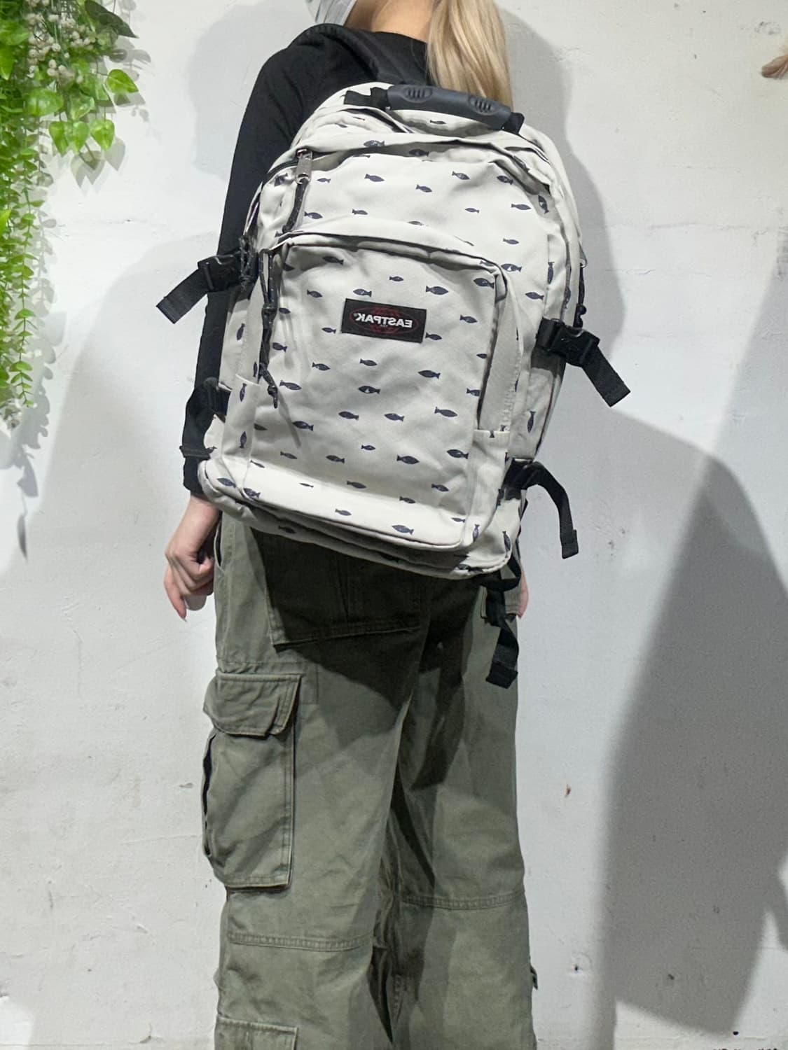 이스트팩 아이보리 물고기 피싱 백팩 가방 상품이미지1