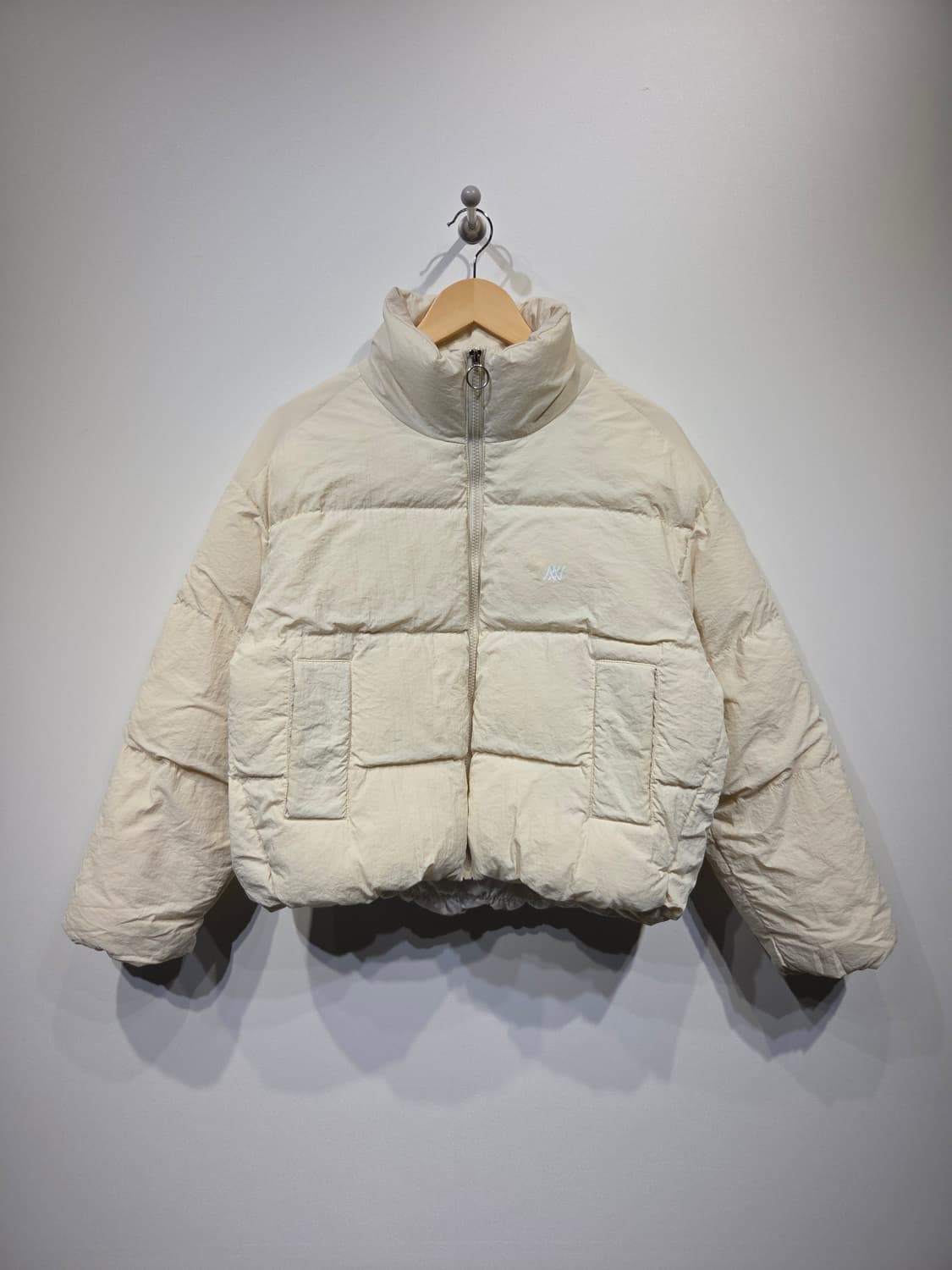 닉앤니콜 심볼 로고 하이넥 크롭 숏패딩 상품이미지2