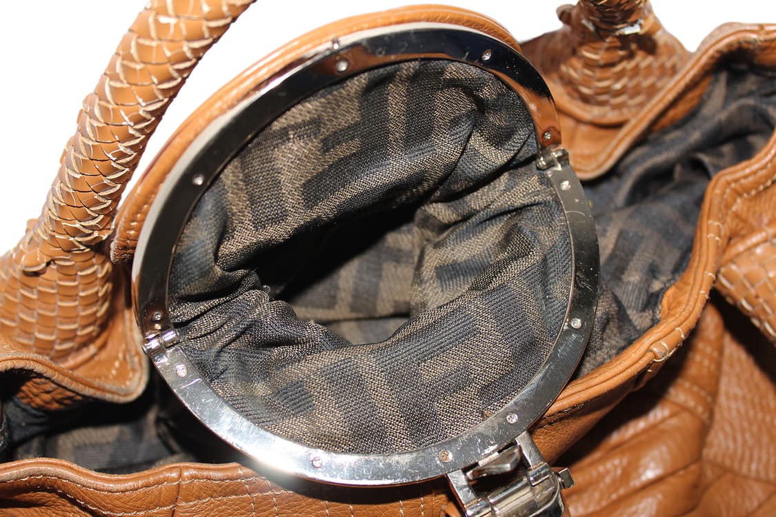 🥀벨라 하디드 FENDI SPY BAG 펜디 스파이백 상품이미지10