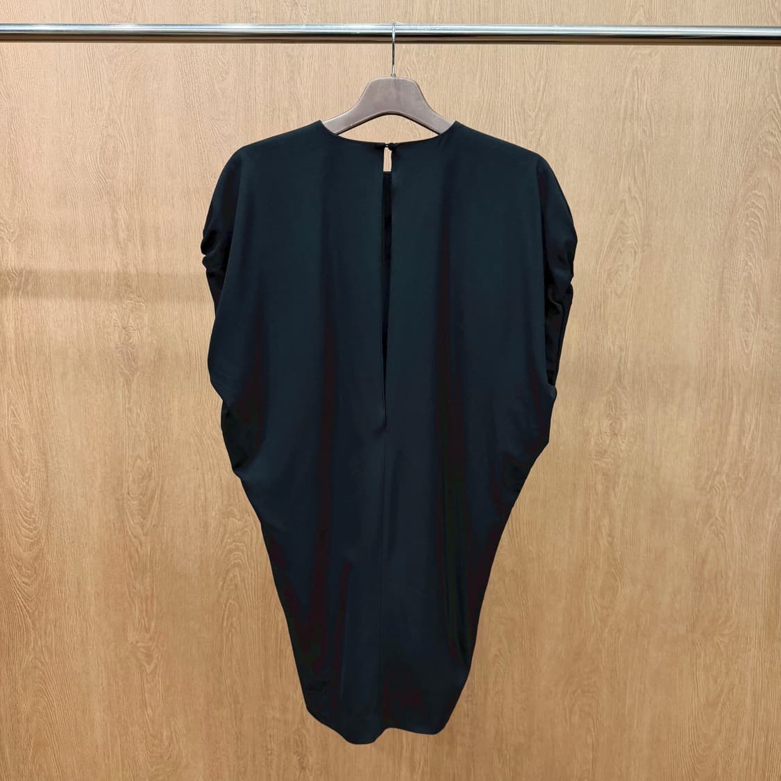 아크네 스튜디오 핀치드 슬리브 미디 원피스 백 슬릿 오픈 디테일 블랙 상품이미지3