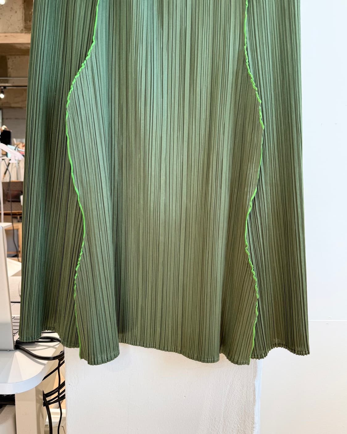 플리츠플리즈 카키 링컬 미디스커트  상품이미지7