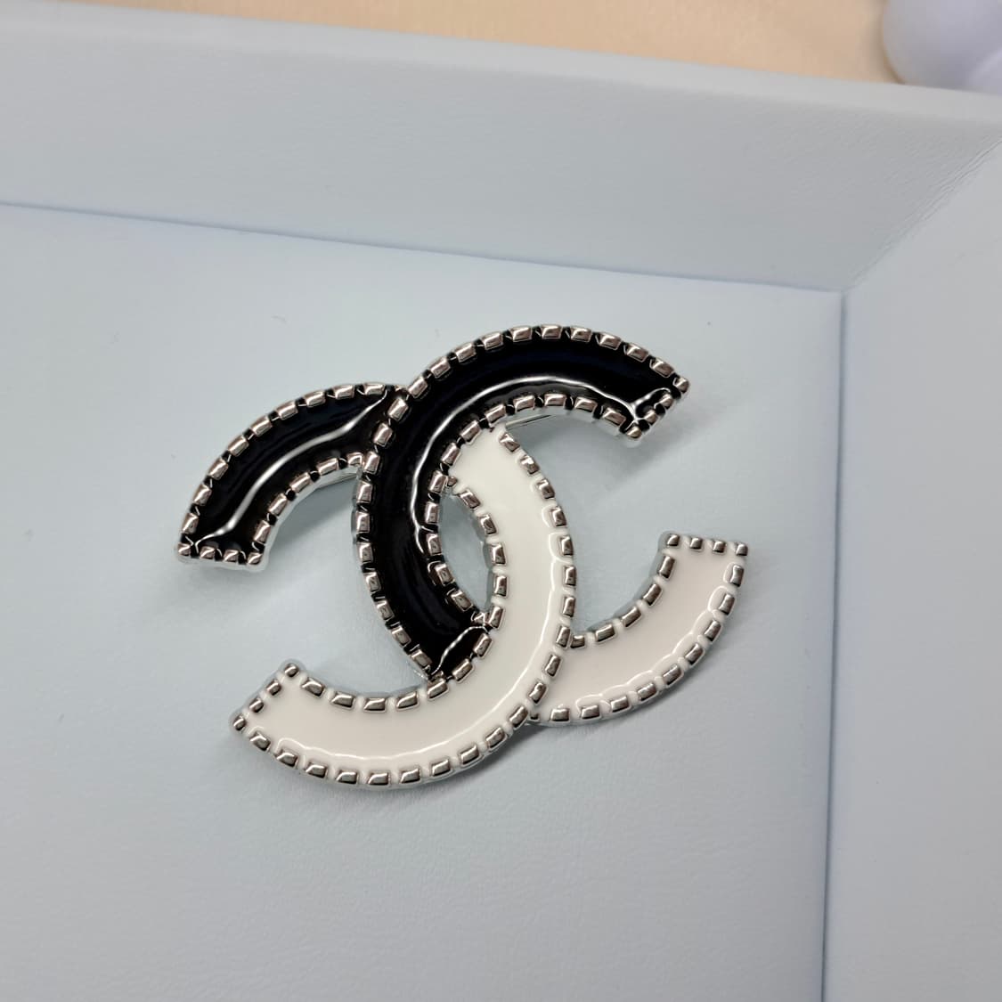 샤넬 브로치 빈티지 펜던트 블랙앤화이트 상품이미지3