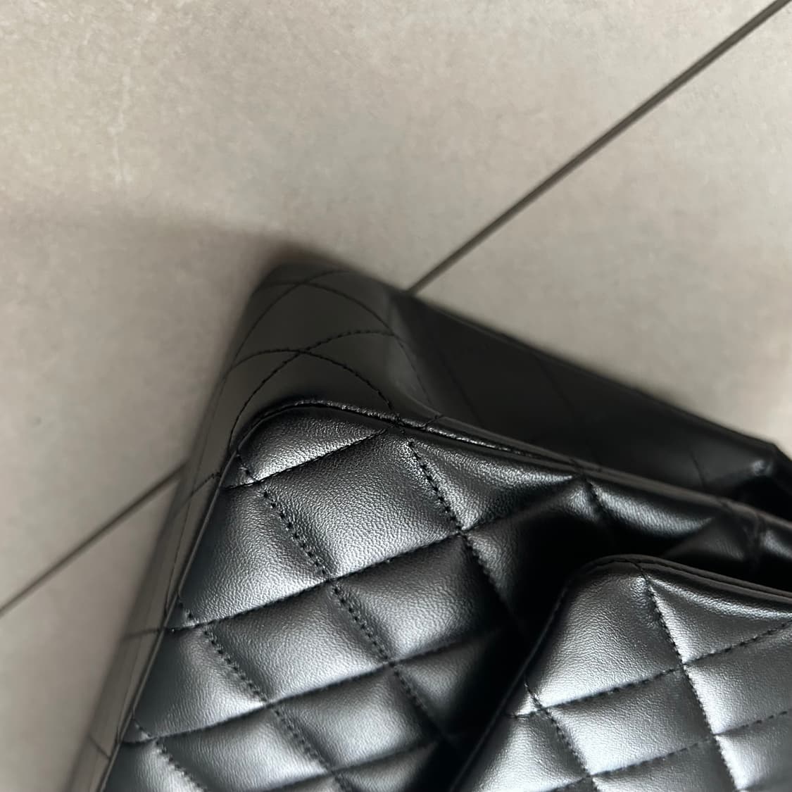 새상품 샤넬 클래식 플랩백11.12 미듐 블랙 24년12월구매 상품이미지3