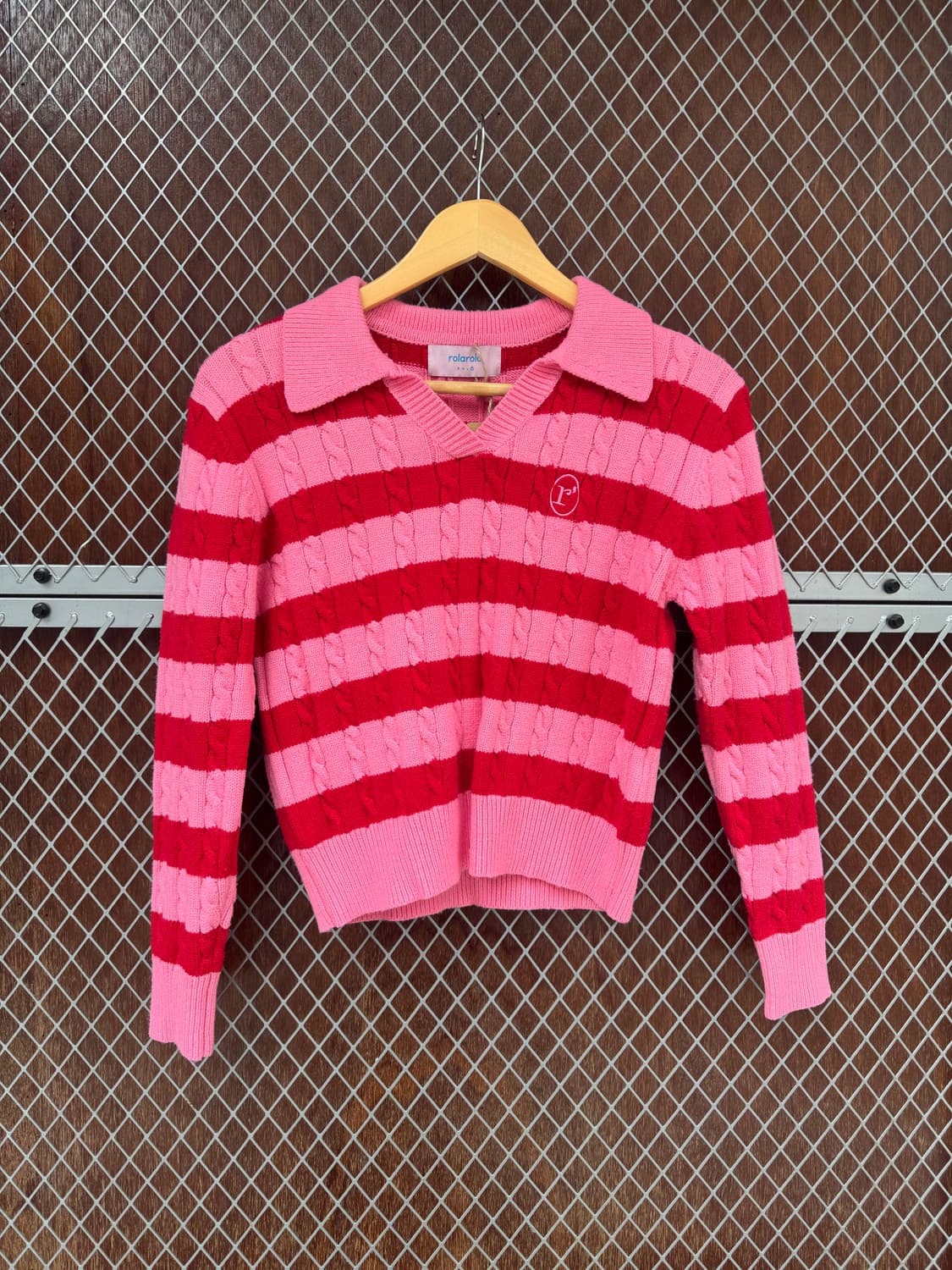 로라로라 브이넥 핑크 배색 케이블 스트라이프 오픈 카라 크롭 니트 상품이미지5