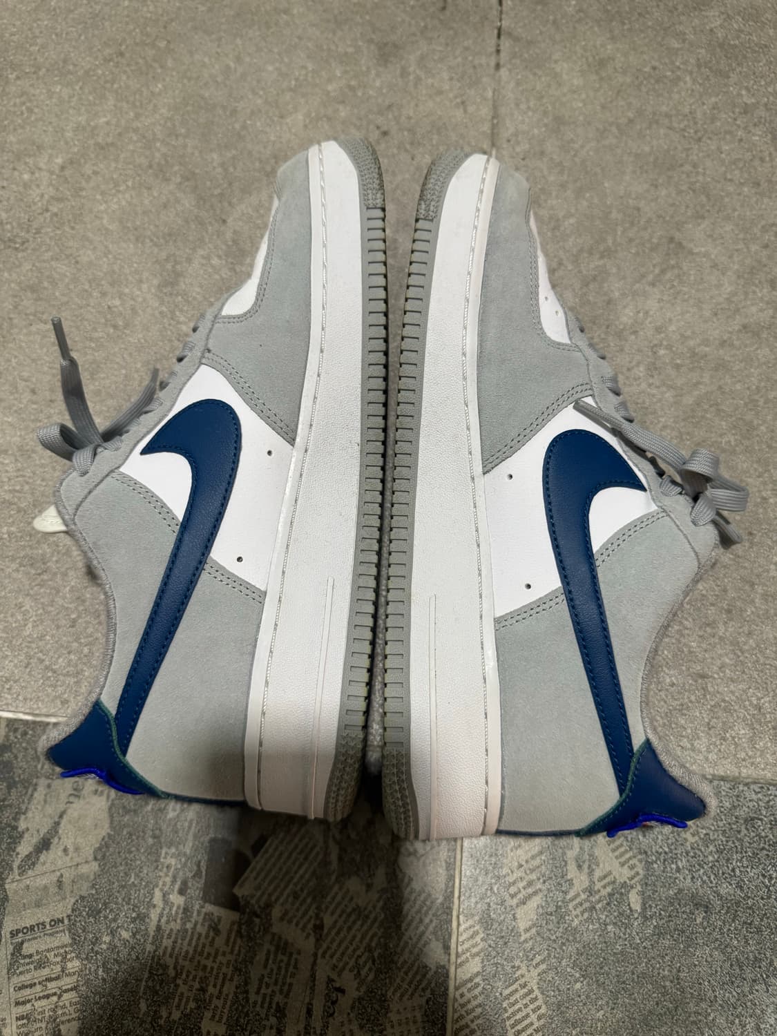 [260] 나이키 에어포스1 애슬리틱 클럽 라이트스모크 상품이미지2