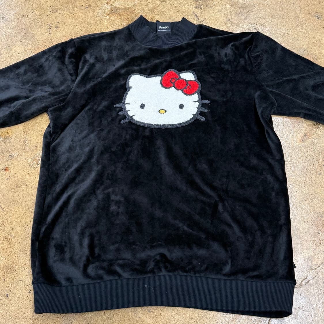 헬로 키티 벨벳 블랙 맨투맨 상품이미지3