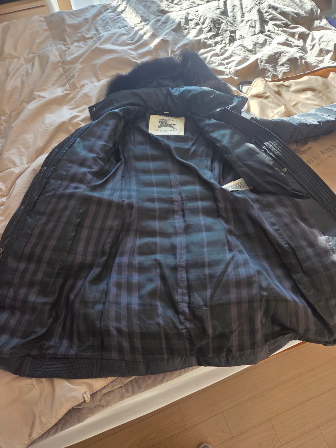 Burberry London 여성 벨티드 다운 코트 (퍼 후드) 상품이미지3