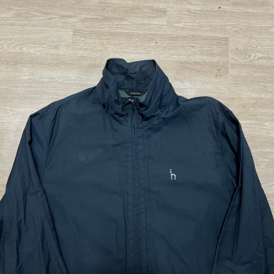 헤지스 로고 포인트 스탠드넥 바람막이 점퍼 [네이비] M/95 상품이미지2