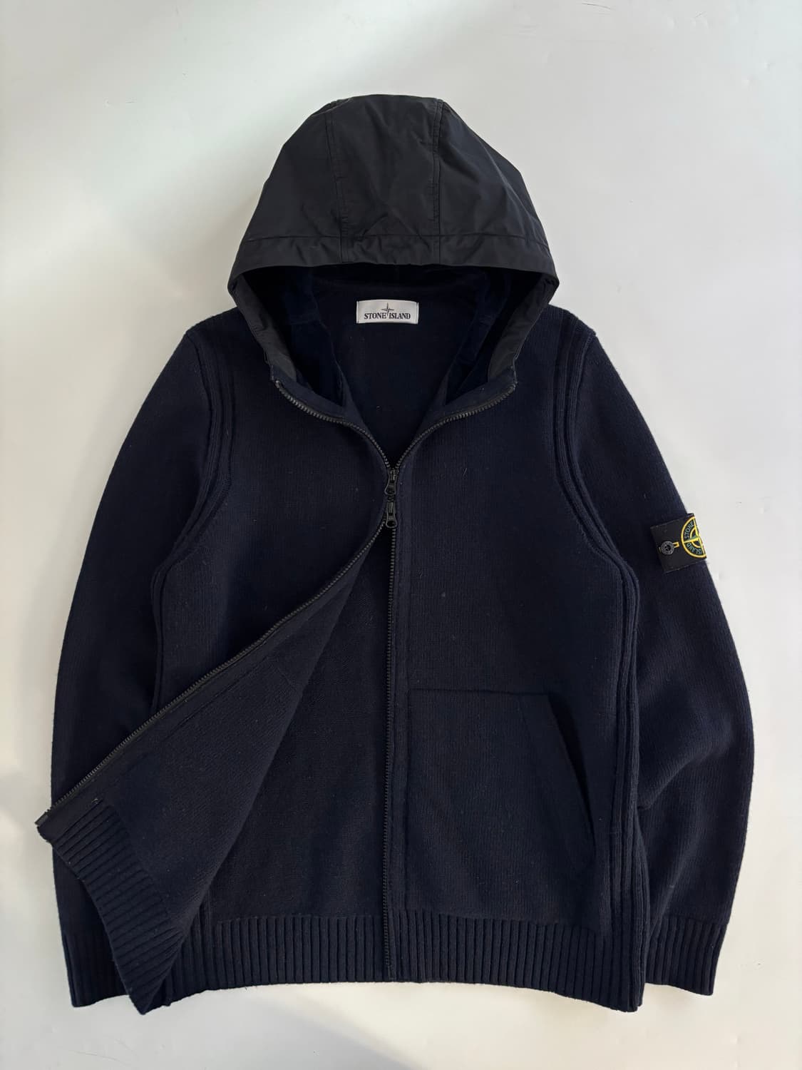 Stone-Island 스톤 아일랜드 와펜 네이비컬러 니트 후드집업 상품이미지2