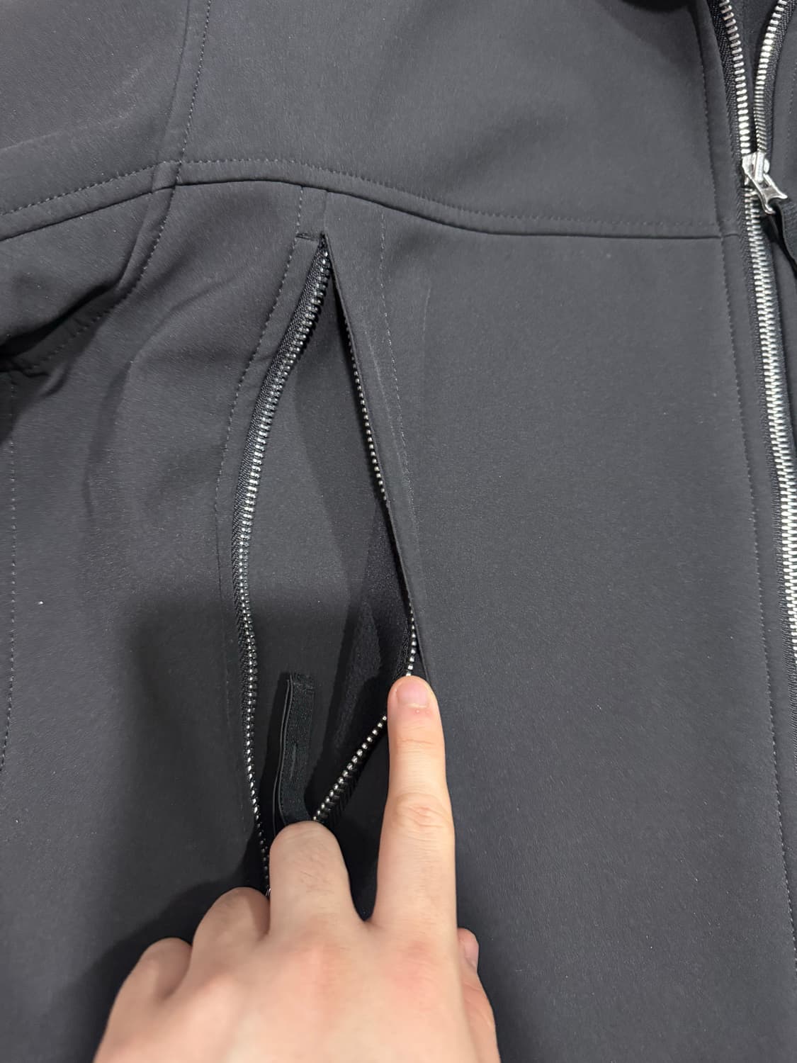 [당일출고,새상품급] 스톤아일랜드 소프트쉘 바람막이 L 상품이미지5