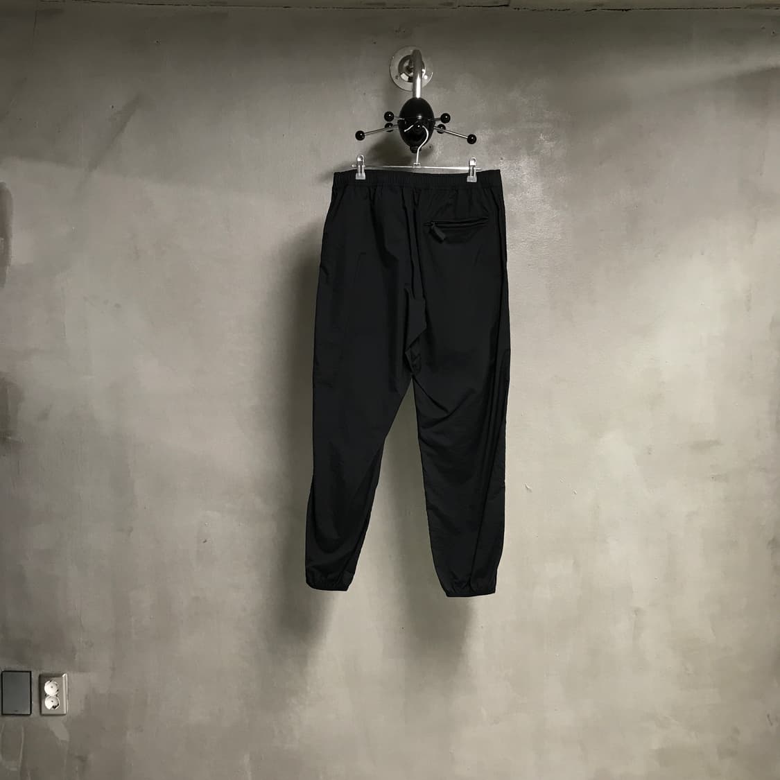 단톤 나일론 팬츠 블랙 - 상품이미지5