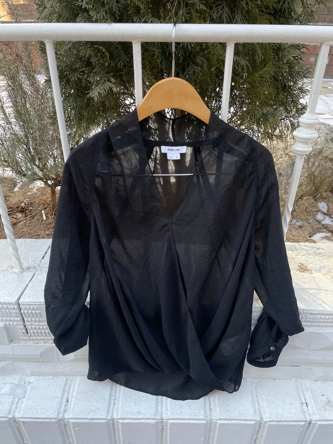 헬무트랭 시스루 블라우스 브이넥 밑단 셔링 소매 버튼 디테일 블랙 상품이미지2