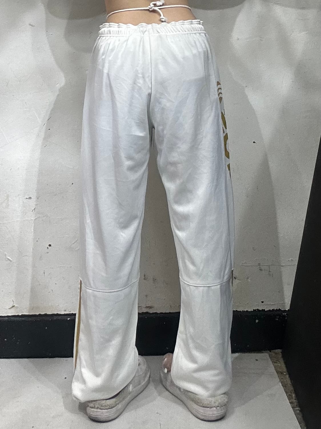 아디다스 대대장 화이트 와이드 골드 사이드 로고 추리닝 트레이닝 팬츠 M 상품이미지3