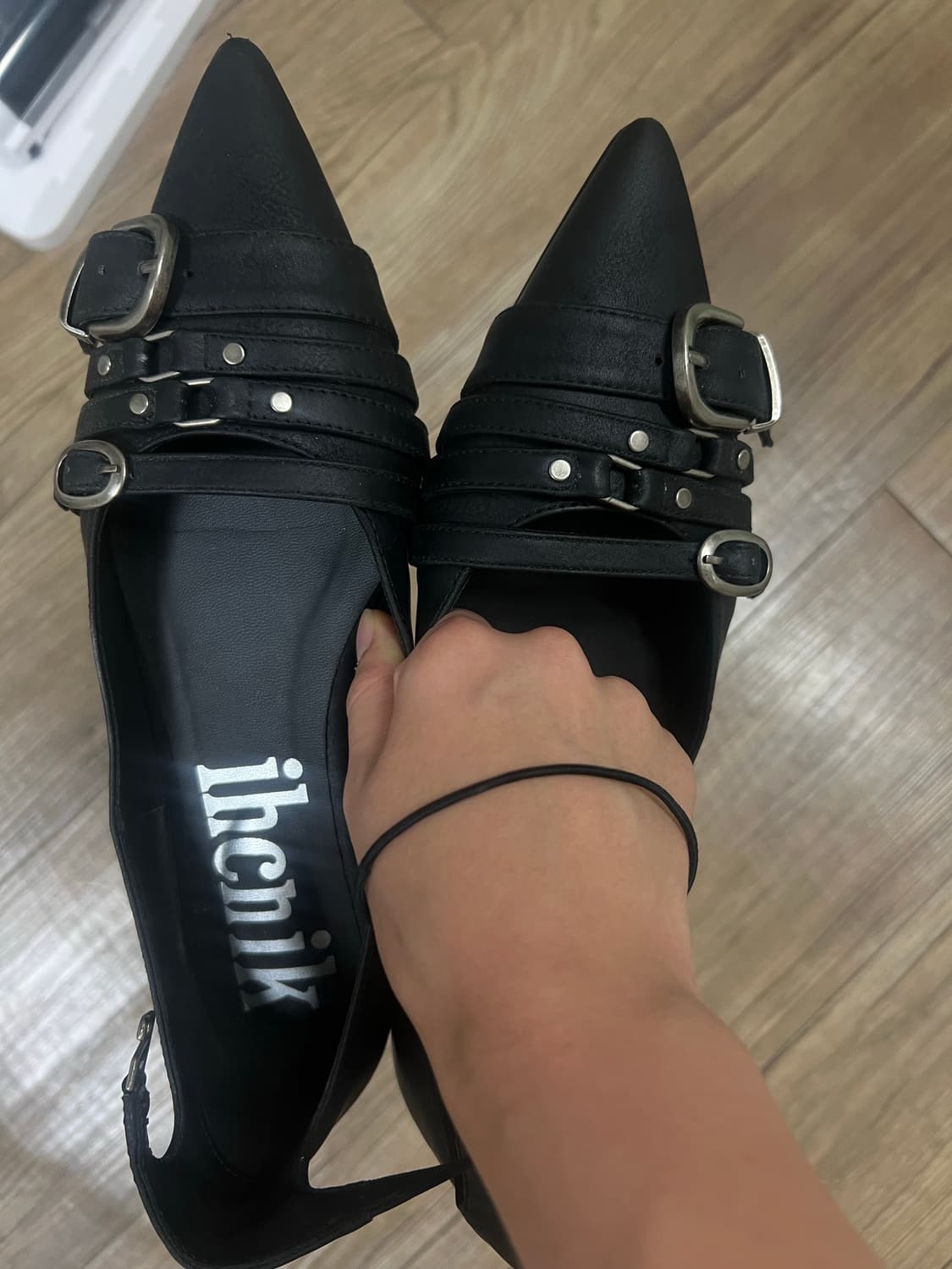 이크닉 r. 904 four belted steletto flats 상품이미지3