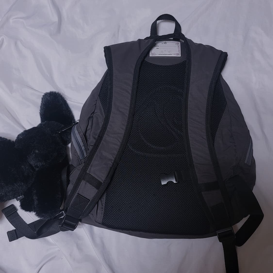 스마트어반유즈풀 코이세이오 suu 로고 백팩 차콜 가방 지초이 샬롬클럽 상품이미지3