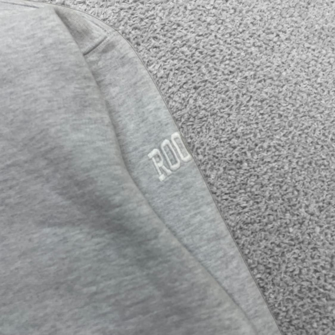 다크룸 스튜디오 베이직 로고 맨투맨 라이트 그레이 상품이미지3