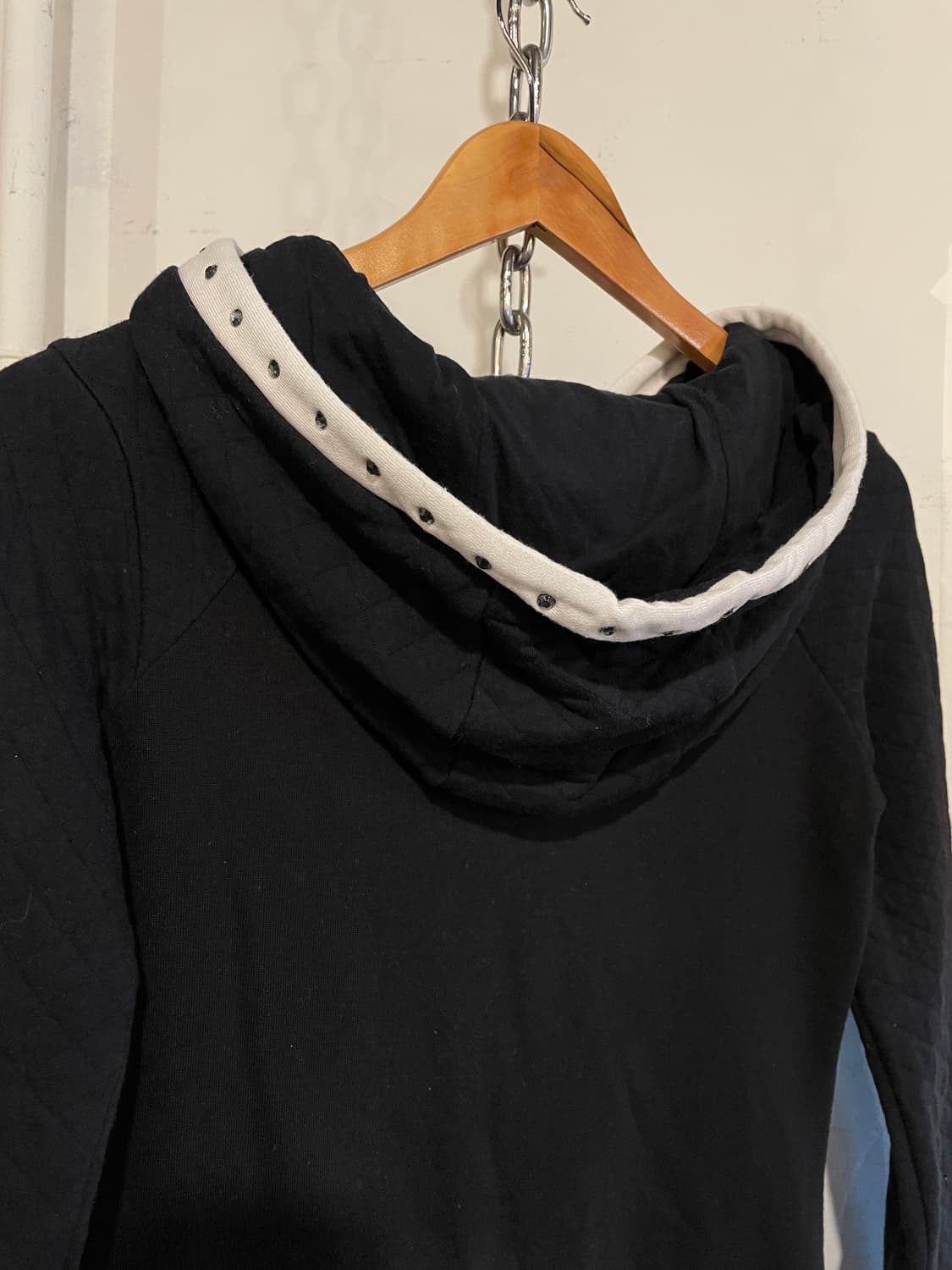 큐빅 퀼팅 디테일 블랙 화이트 투웨이 후드집업 상품이미지6