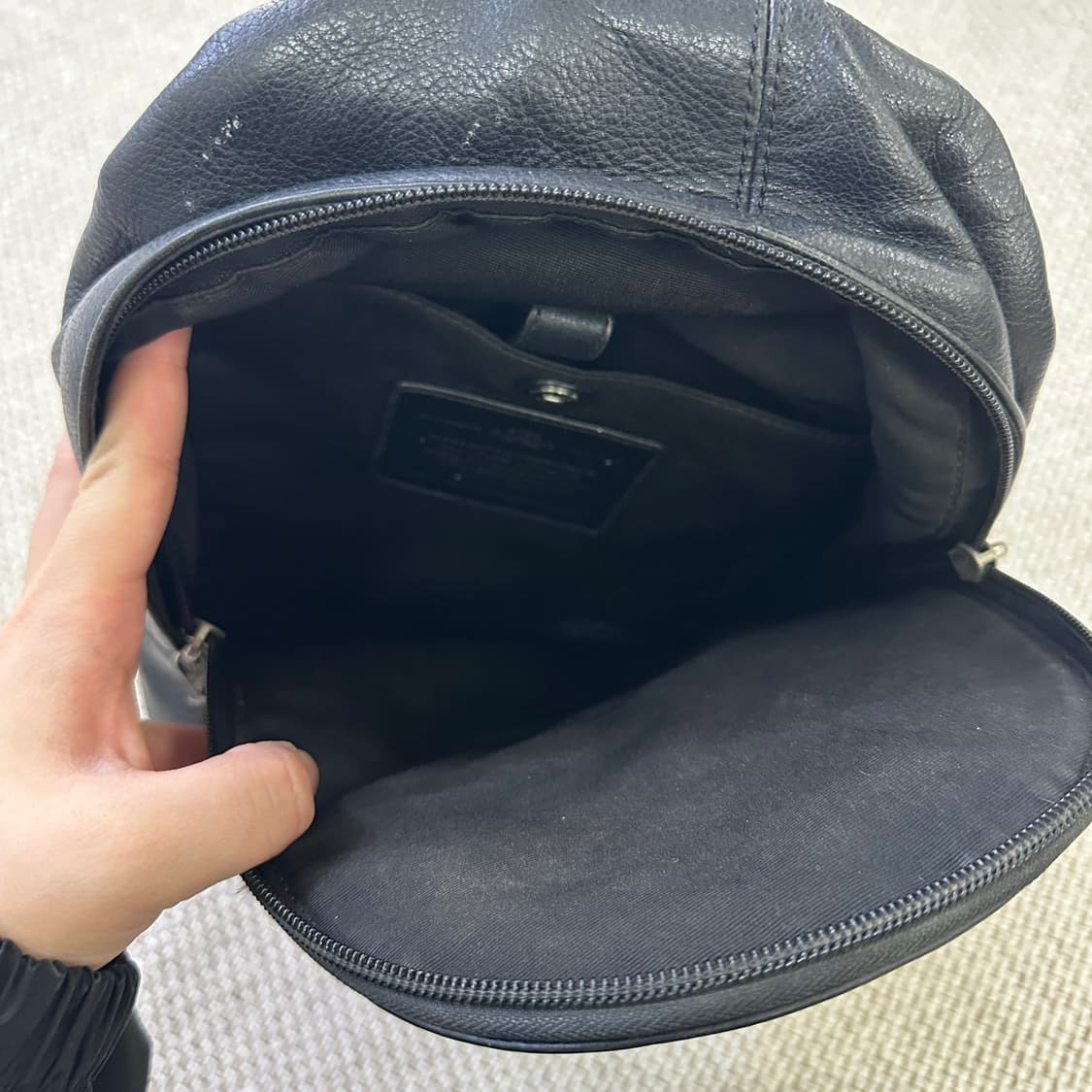 실측확인 코치 블랙 가죽 슬링백 0409D 상품이미지5