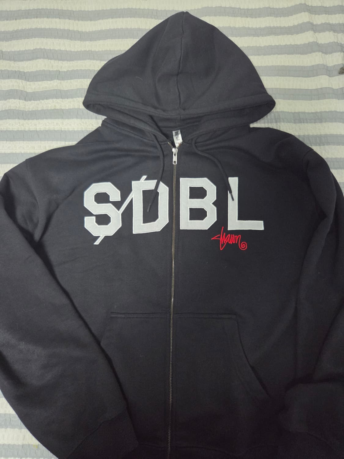 에스더블 아플리케 집 스루 후드 블랙 상품이미지2