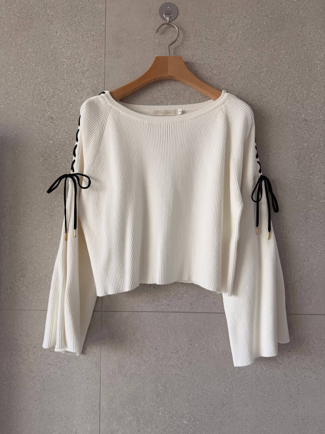 니트 블라우스 어깨 리본 나팔컷 소매 크롭 상품이미지1