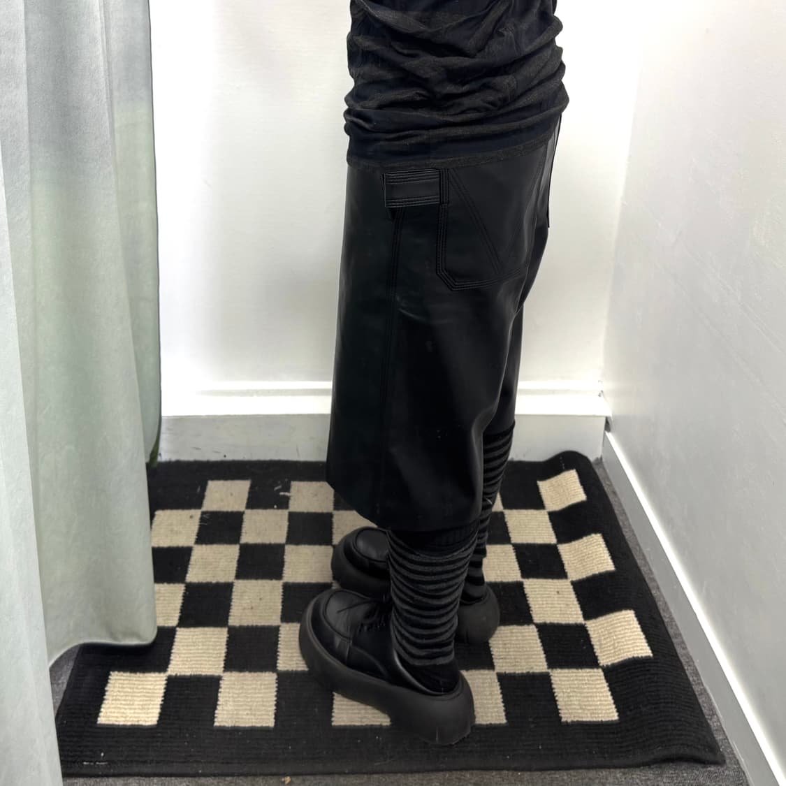 Helder 블랙 페이크레더 버뮤다 팬츠 상품이미지3