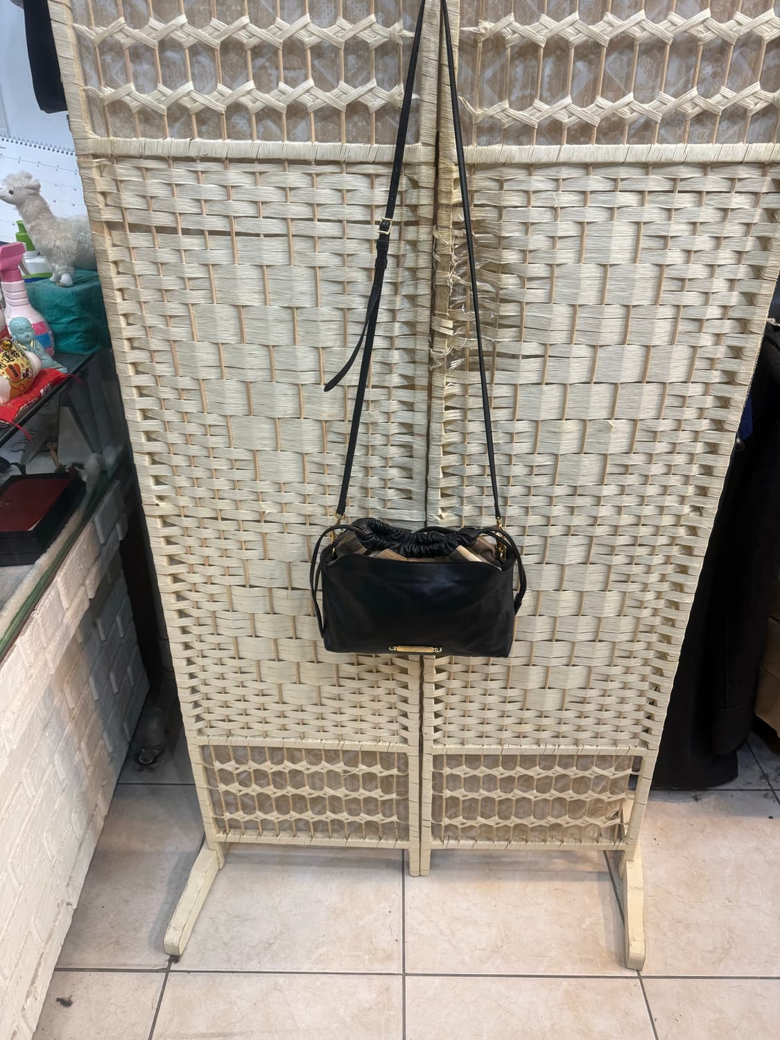 정품 버버리 리틀 크러쉬 버킷 크로스백 팝니다 상품이미지1