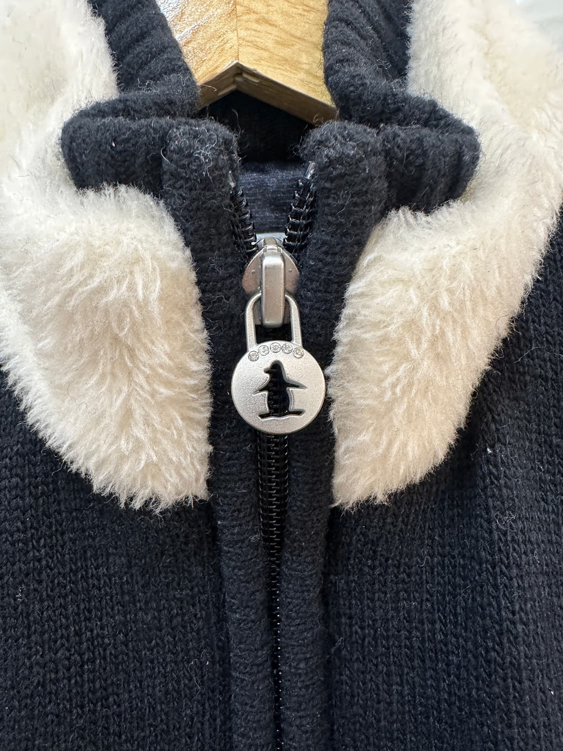 먼싱웨어 MUNSINGWEAR 털 트리밍 니트 조끼 블랙 상품이미지4