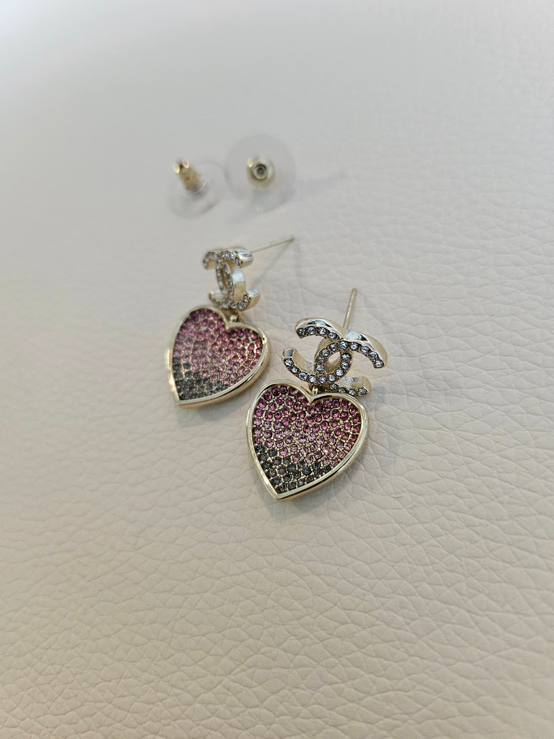 샤넬 업사이클링 하트 큐빅 드롭 귀걸이 상품이미지5