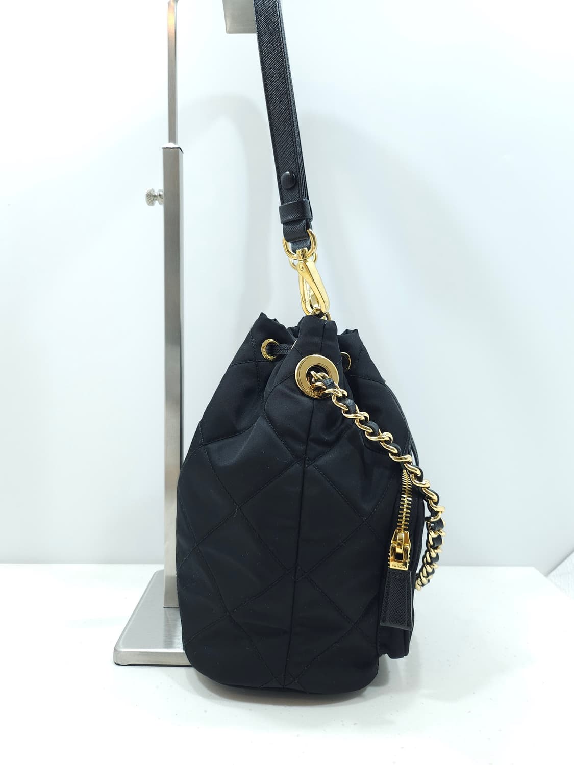 프라다 리에디션 1995 리나일론 체인 퀼팅 버킷백 상품이미지4