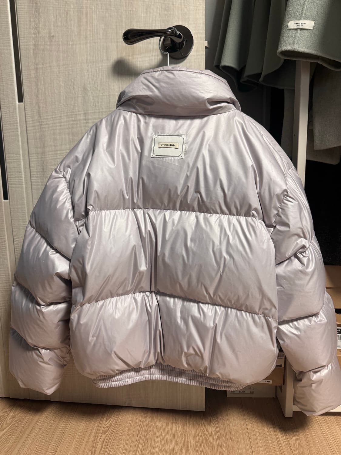 오버듀플레어 글로시 다운 패딩 실버 색상 팝니다 상품이미지3
