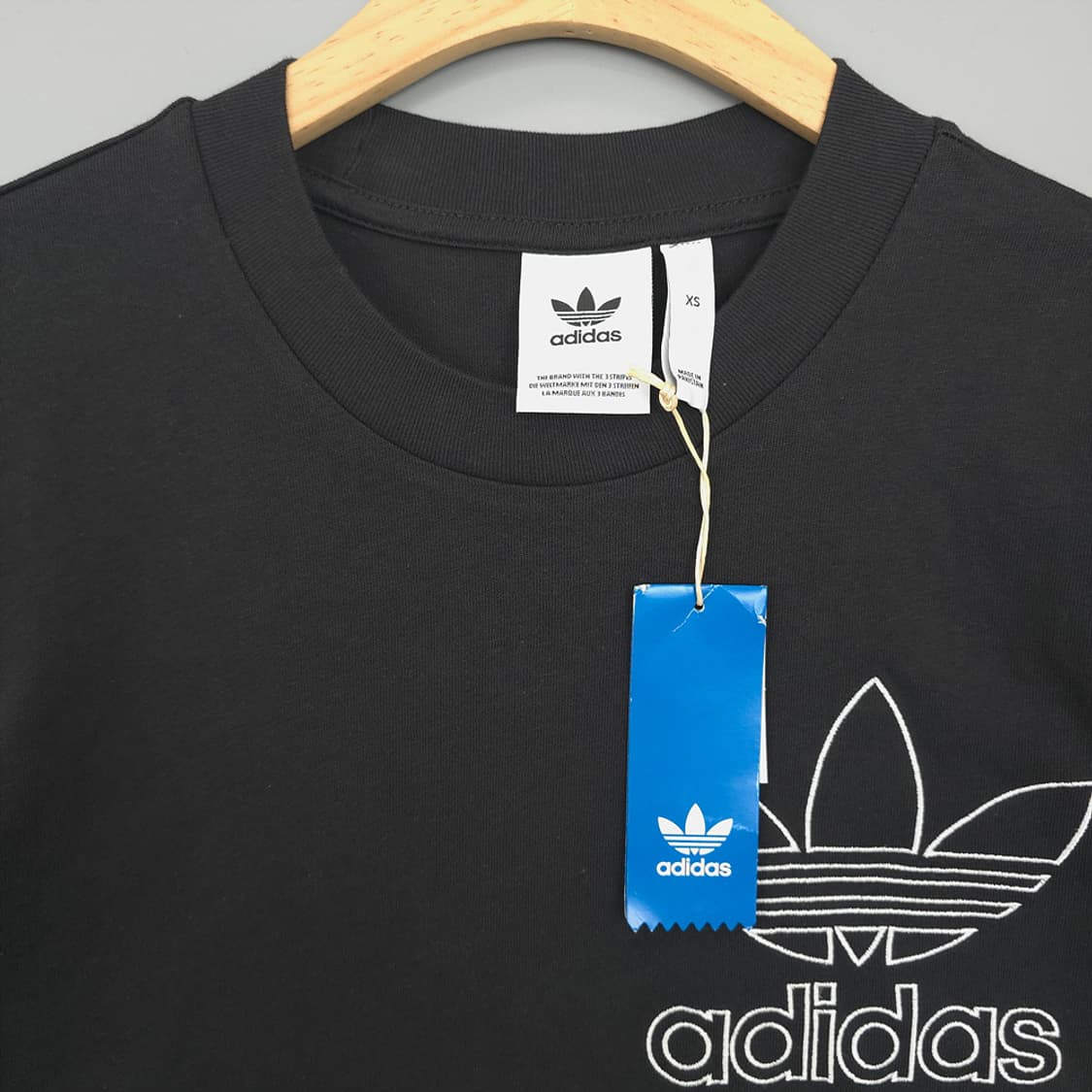 새제품 아디다스 Adidas 트레포일 아웃라인 반팔티 블랙 상품이미지2