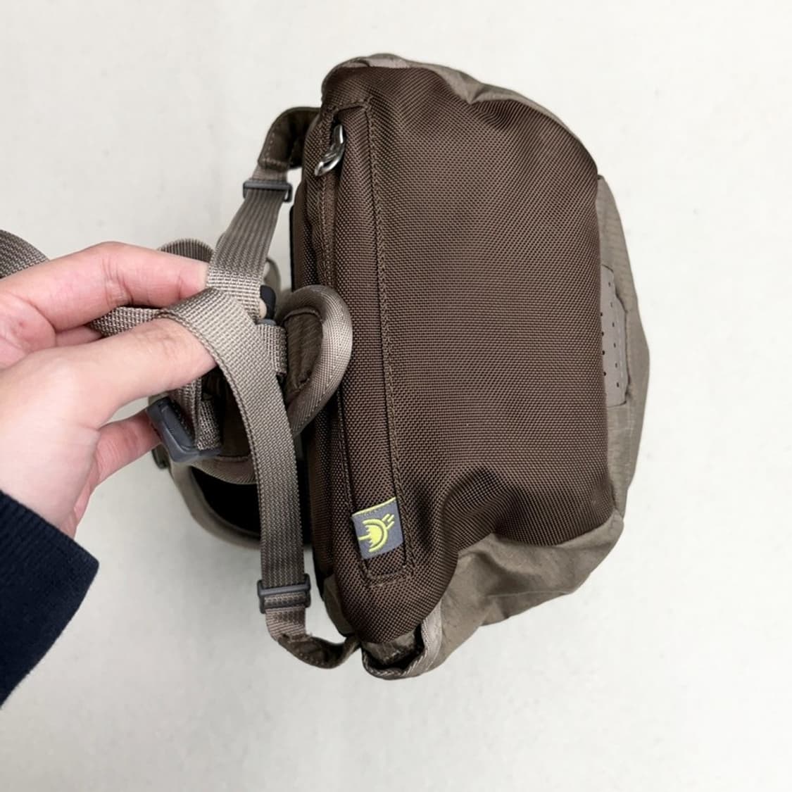 THE NORTH FACE 카키 브라운 12L 백팩 상품이미지5