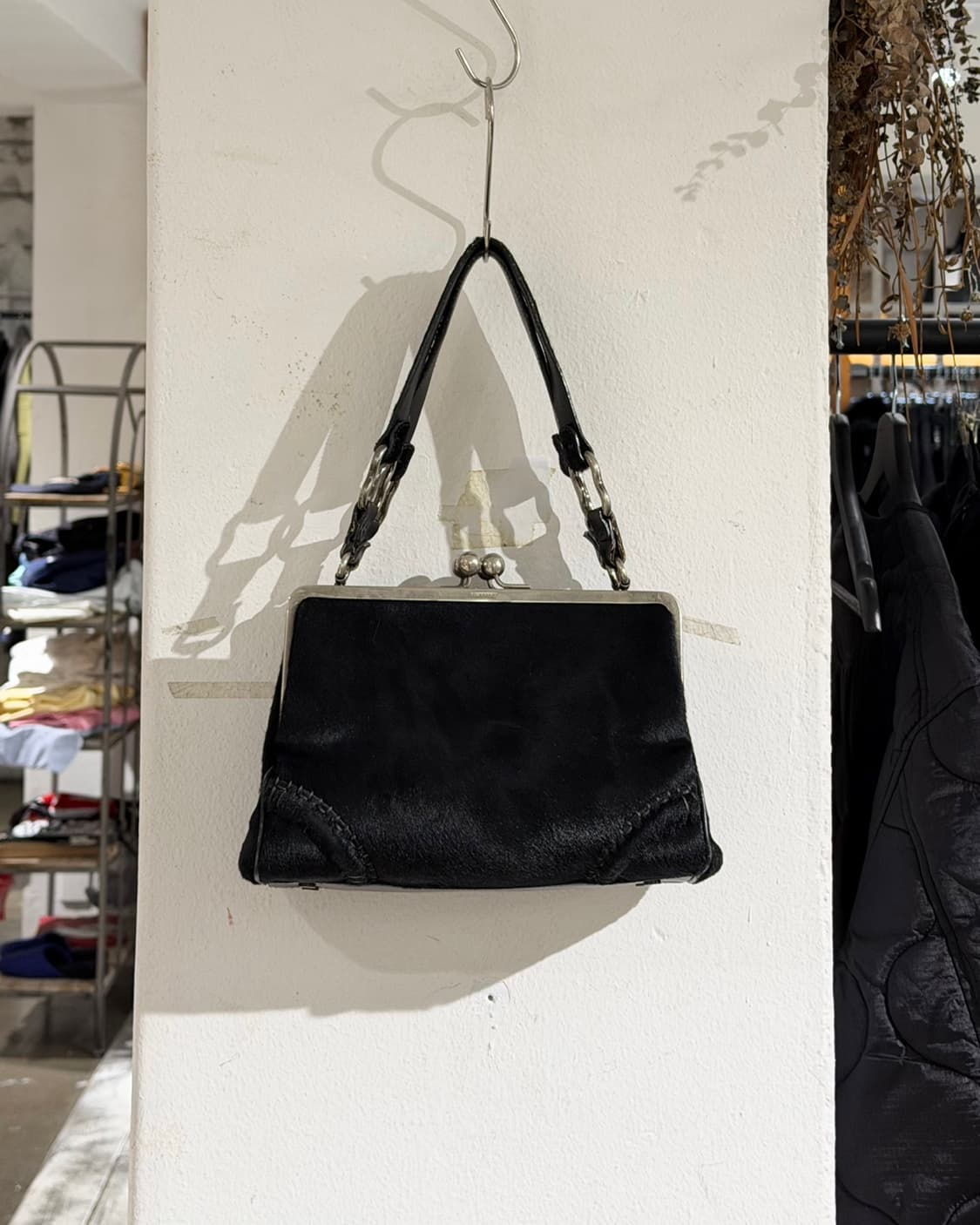 버버리 블랙 헤어칼프 볼 클로저 숏 스트랩 숄더백 상품이미지4