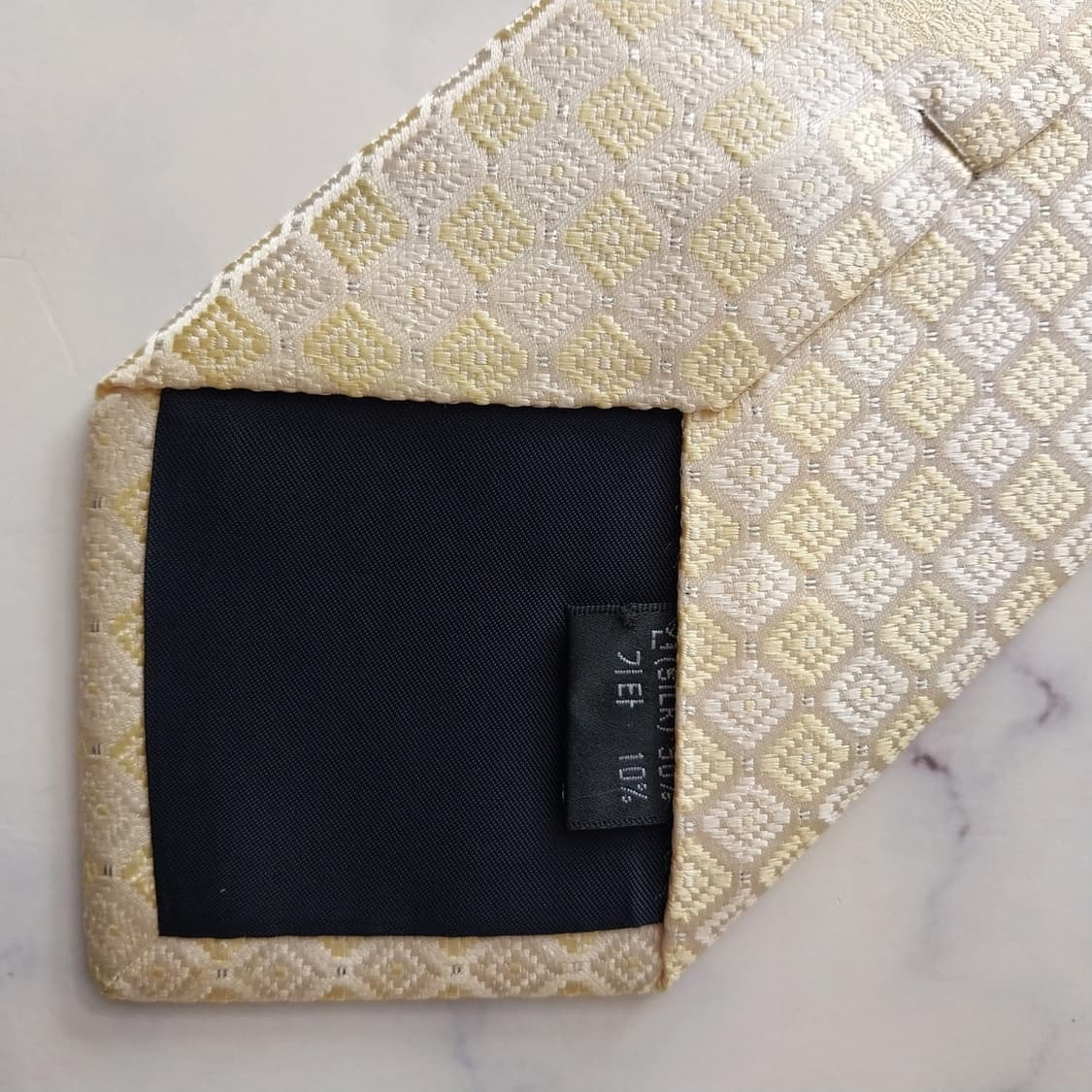 아쿠아스큐텀 실크 옐로우 패턴 넥타이 9.3cm A+등급 K2073
 상품이미지8