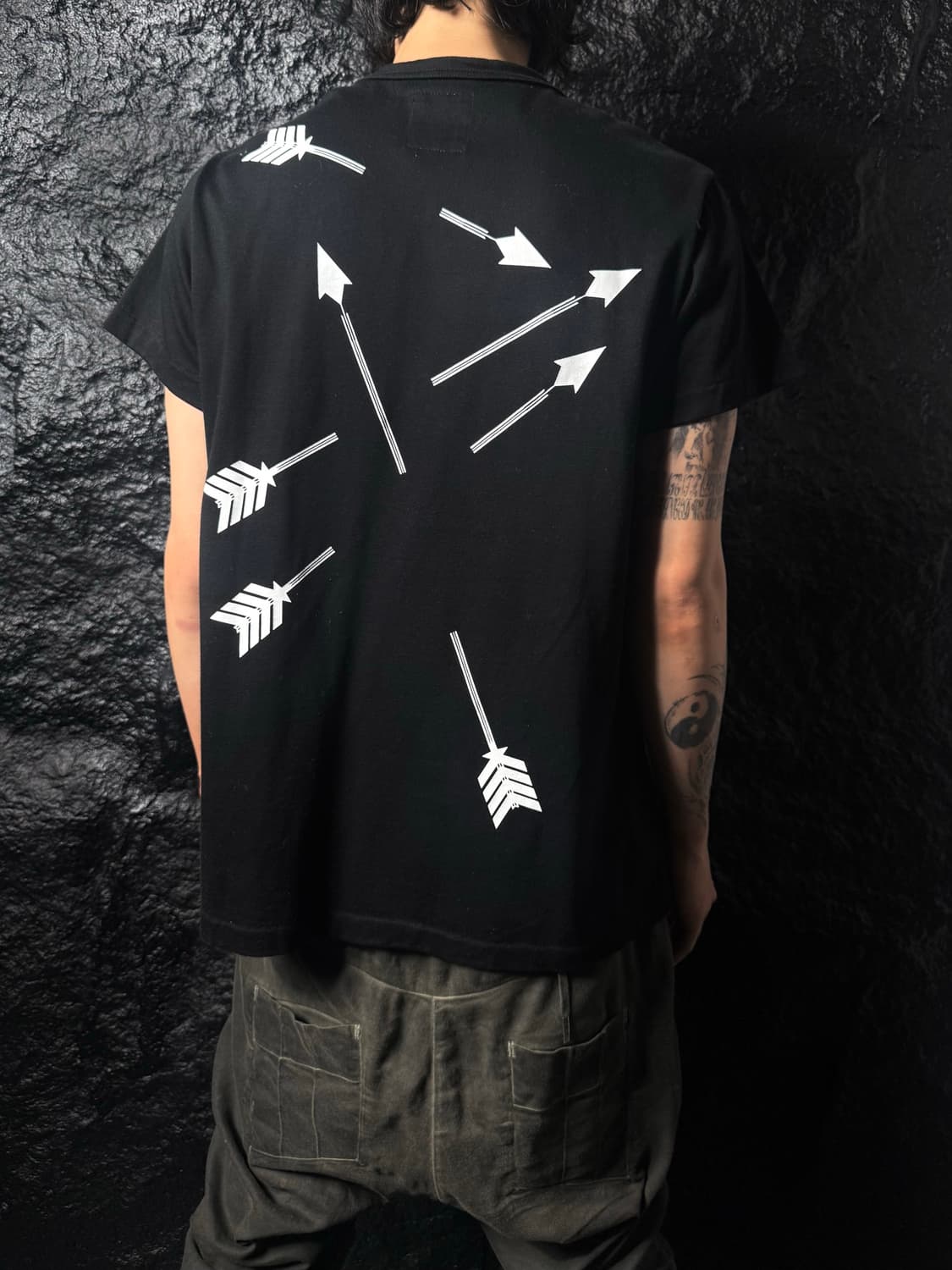 Cody Sanderson Arrow Graphic T-Shirt 상품이미지1