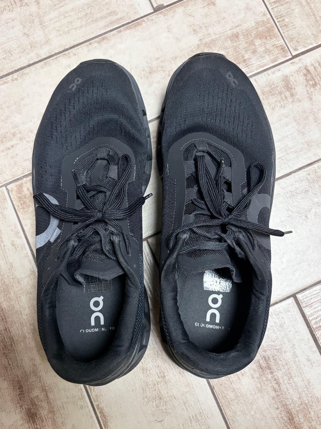 온러닝 클라우드 몬스터 1 올블랙 285사이즈 B급 상품이미지1